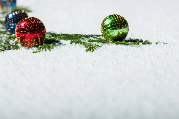 Nieve y adornos navideños espacio para texto —  Fotos de Stock