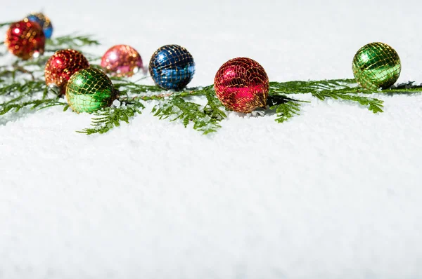 Ornamenti colorati nella neve con spazio — Foto Stock