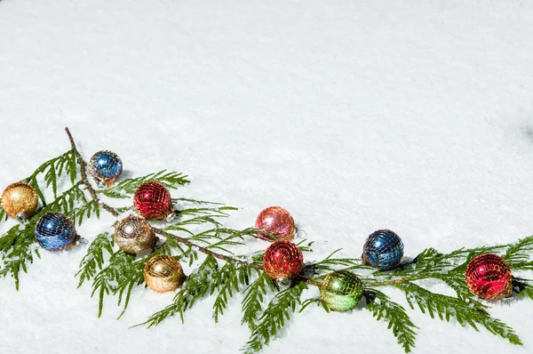 Multi-gekleurde kerstballen op tak — Stockfoto