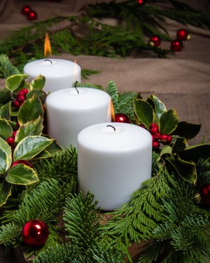 Evergreen Noel centerpiece beyaz mumlar