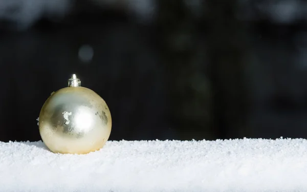 Korkuluk üzerinde altın Noel süs — Stok fotoğraf