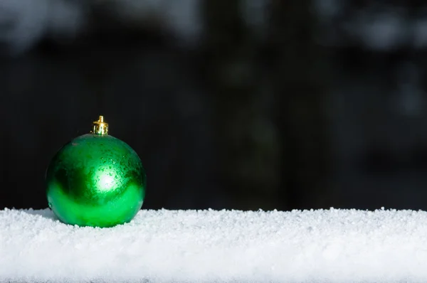 Adorno de Navidad verde en barandilla —  Fotos de Stock