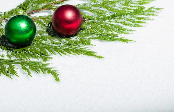 Dva vánoční ozdoby na větvi cedr — Stock fotografie
