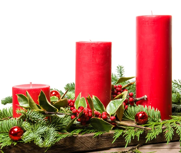 Красные рождественские свечи на белом фоне — стоковое фото