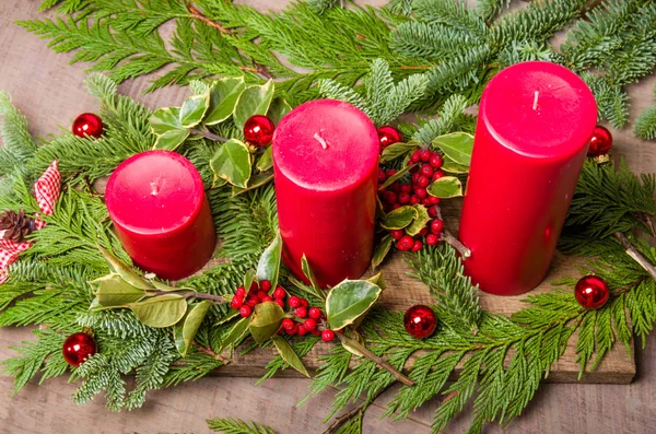 Drie rode kaarsen in een Kerststuk — Stockfoto