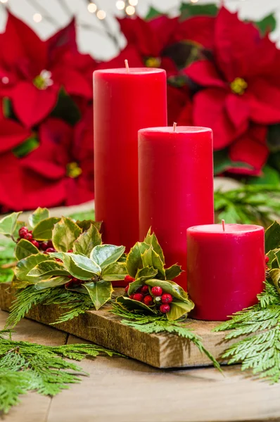 Red candle centerpiece with greens — Stock Photo, Image