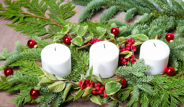 Three white candles in a centerpiece — Stock Photo, Image