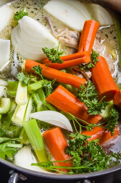 Caldo con verduras cortadas para sopa — Foto de Stock