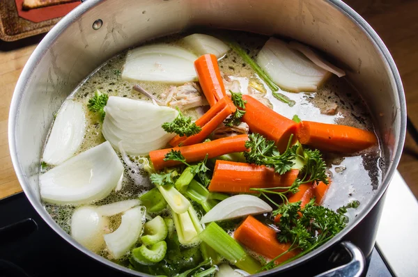 Складений горщик з нарізаними овочами для супу — стокове фото