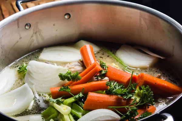 Panela de estoque com verduras de redução de sopa — Fotografia de Stock