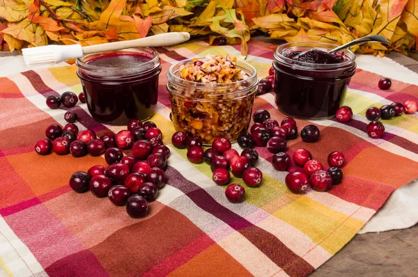 Dois jarros de molho de cranberry com cranberries — Fotografia de Stock