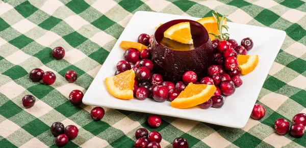 Prato de molho de cranberry com bagas inteiras — Fotografia de Stock