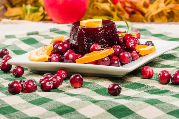 Whole cranberries and plate with cranberry sauce — Stock Photo, Image