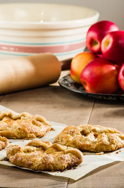 Vertical of apple tarts and apples — Stock Photo, Image