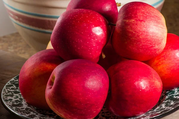 Чаша свежесобранных красных яблок — стоковое фото