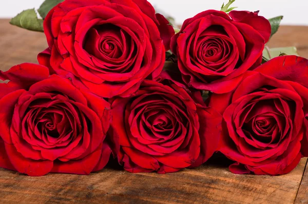 5 jasny róż na stole — Zdjęcie stockowe