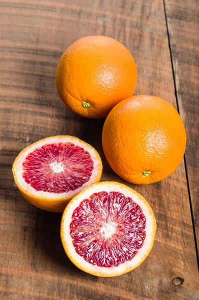 Naranjas de sangre con corte que muestra el interior — Foto de Stock