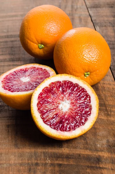 Naranjas de sangre con corte que muestra el interior — Foto de Stock