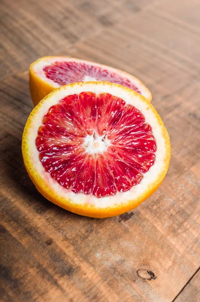 Bloed oranje helften op tafel — Stockfoto