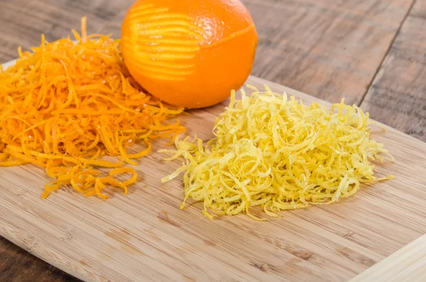 Cutting board with orange zest — Stock Photo, Image