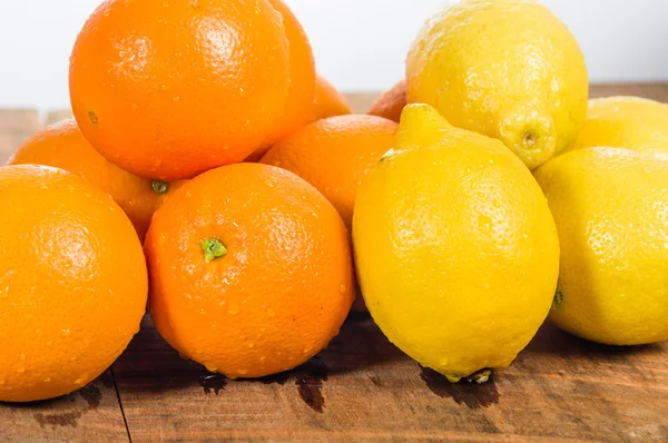 Citrus oranges and lemons on table — Stock Photo, Image