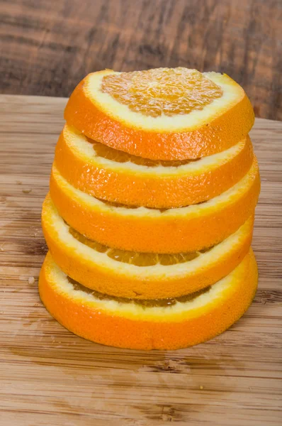 Pilha de fatias de laranja a bordo — Fotografia de Stock