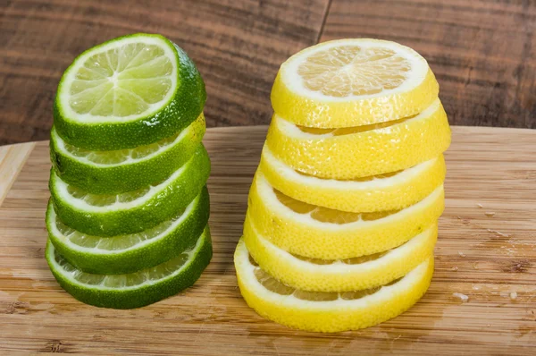 Fatias de limão e limão — Fotografia de Stock