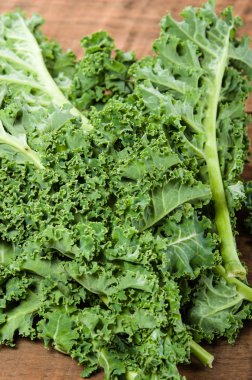 Ahşap masa kıvırcık Lahana yaprakları