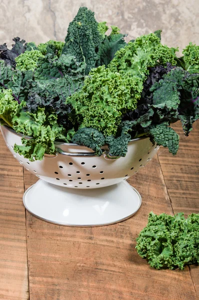Red and green kale in colander — Stock Photo, Image