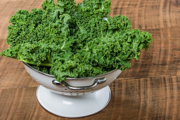 Colandar full of green kale — Stock Photo, Image