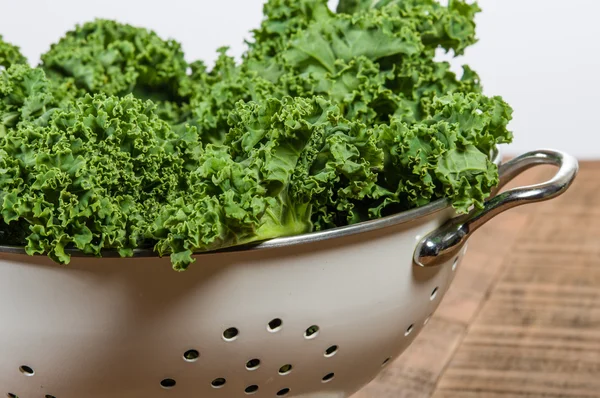 Colandar full of green kale — Stock Photo, Image