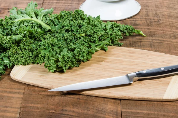 Yeşil kıvırcık lahana ve bıçak — Stok fotoğraf