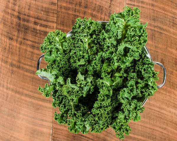 Colandar full of green kale — Stock Photo, Image
