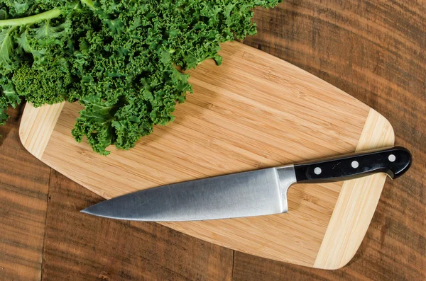 Col rizada verde y cuchillo —  Fotos de Stock