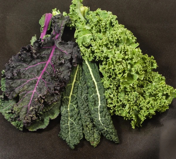 Different varieties of kale leaves — Stock Photo, Image