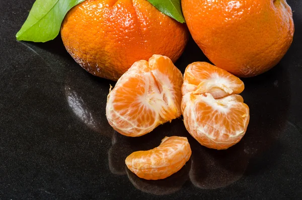 Tangelos con sezioni di frutta sul bancone — Foto Stock