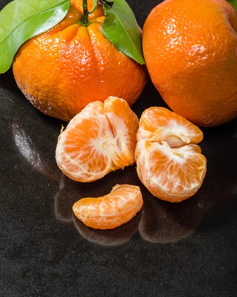 Tangelos met fruit secties op teller — Stockfoto