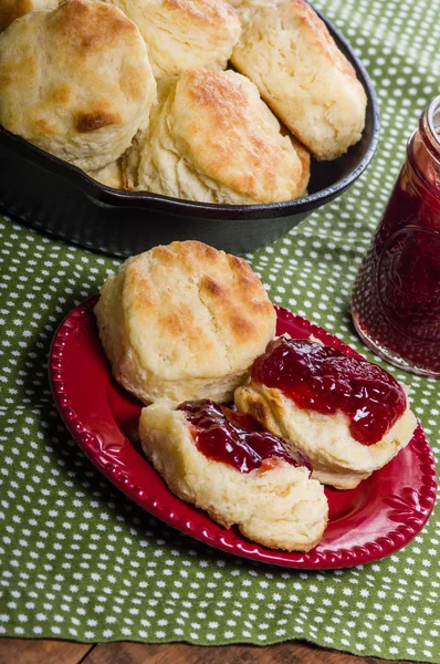 Biscuits frais cuits au four et confitures ou conserves — Photo