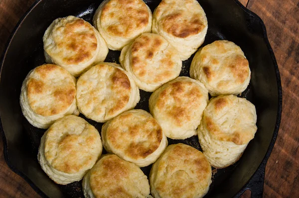 Frische Kekse in einer gusseisernen Pfanne gebacken — Stockfoto