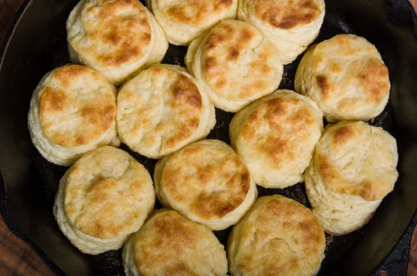 Свіже печиво, запечене у чавунній сковороді — стокове фото