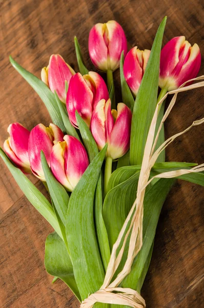 Buquê de tulipas rosa e amarelas frescas — Fotografia de Stock