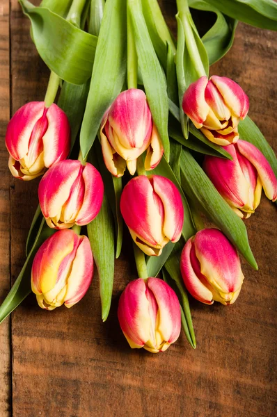 Bouquet de tulipes fraîches roses et jaunes — Photo