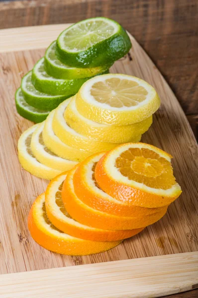 Citroen, limoen en sinaasappel segmenten — Stockfoto