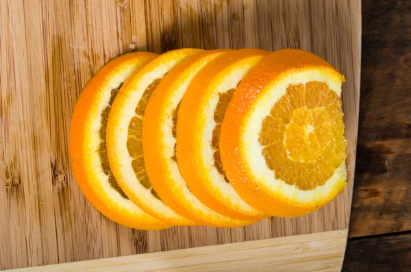 Pilha de fatias de laranja a bordo — Fotografia de Stock