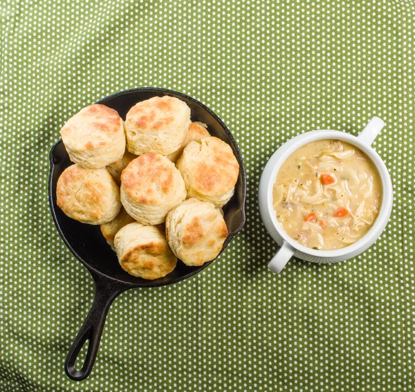 Sopa de frango com biscoitos assados — Fotografia de Stock