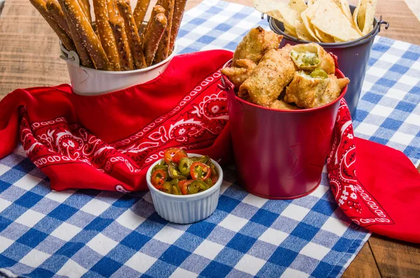 Jalapeno pimentas e batatas fritas para lanche — Fotografia de Stock