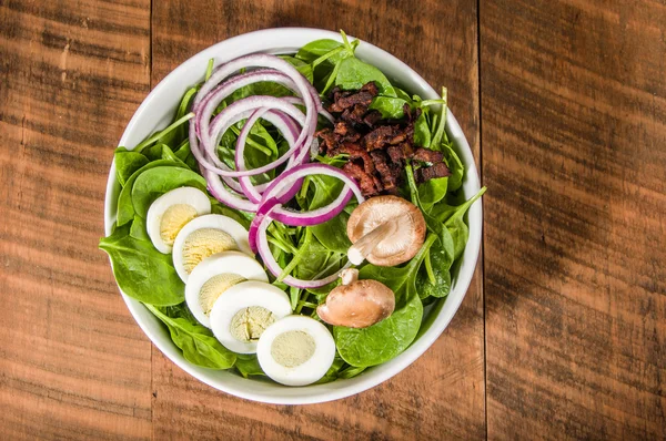 Bowl of egg and spinach salad — Stock Photo, Image