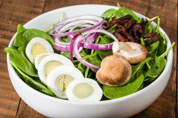 Bowl of egg and spinach salad — Stock Photo, Image