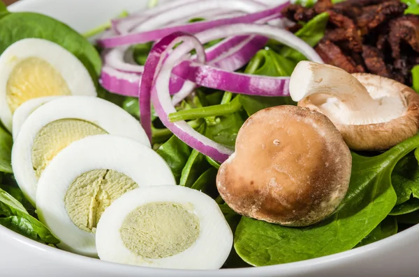 Bowl of egg and spinach salad — Stock Photo, Image