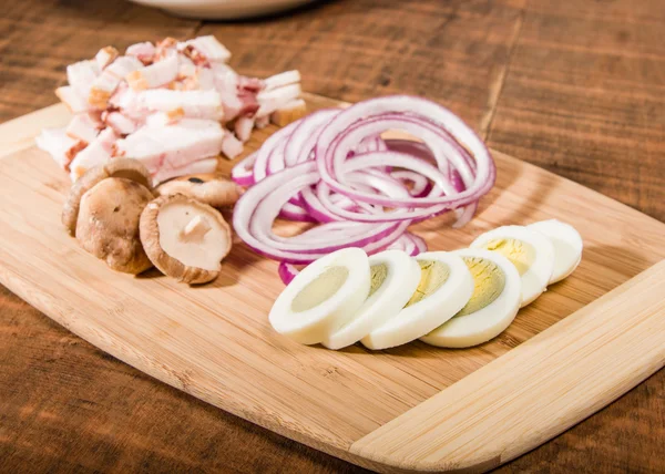 Tagliere con ingredienti per insalata — Foto Stock